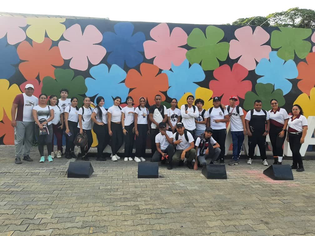Estudiantes colaborando