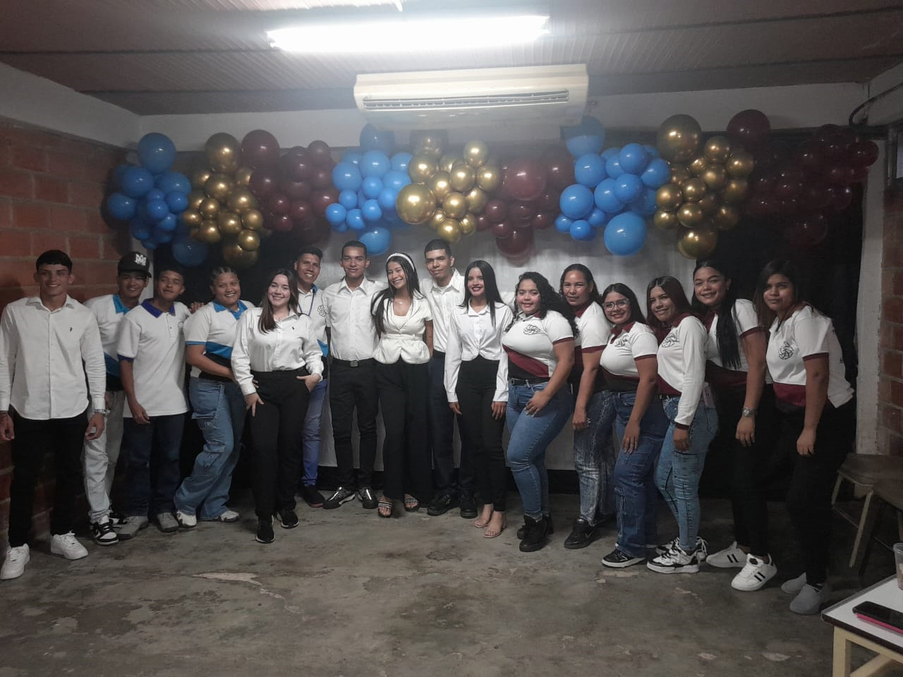 Estudiantes colaborando