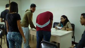 Estudiantes inscribiéndose en el IUTAM