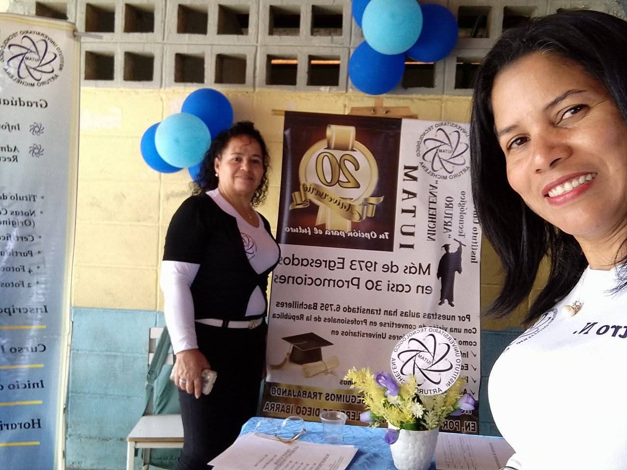 Estudiantes colaborando